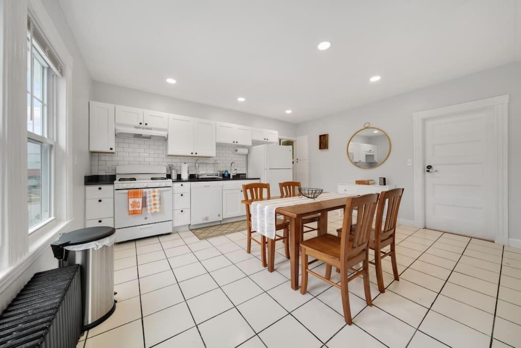 5Br 2Bh Bright & Spacious Apt In Brighton Boston Zimmer foto